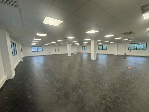 LA VILLE-AUX-DAMES LES FOUGEROLLES BUREAUX DE 638 M² DIVISIBLE 2 X 319 M²