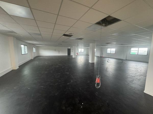 LA VILLE-AUX-DAMES LES FOUGEROLLES BUREAUX DE 638 M² DIVISIBLE 2 X 319 M²