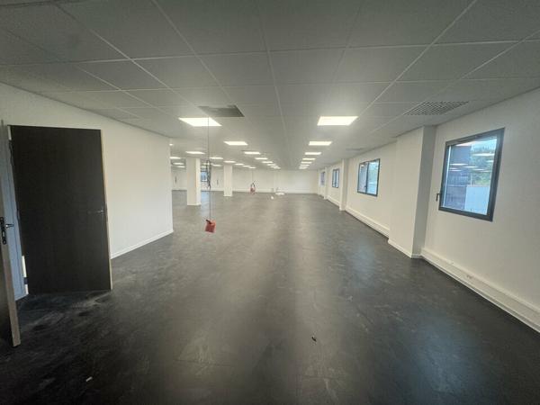 LA VILLE-AUX-DAMES LES FOUGEROLLES BUREAUX DE 638 M² DIVISIBLE 2 X 319 M²