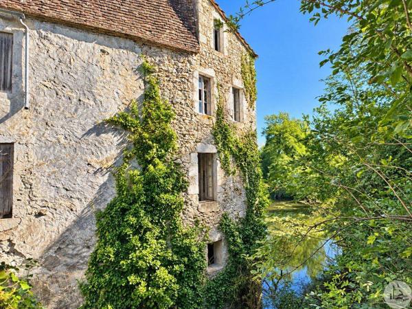 Moulin du 16eme siècle avec maison indépendante