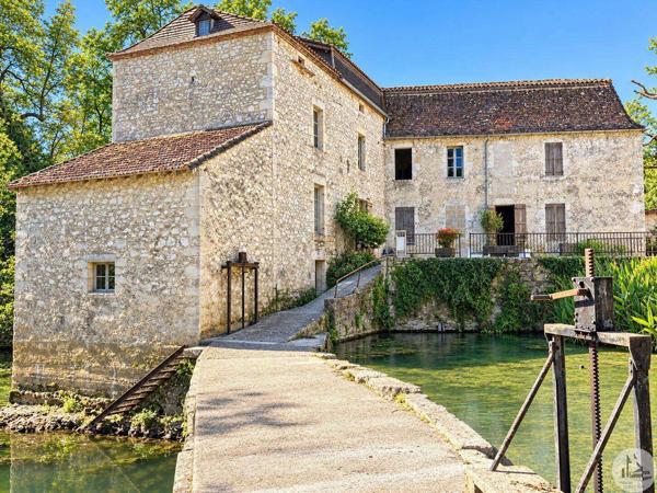 Moulin du 16eme siècle avec maison indépendante