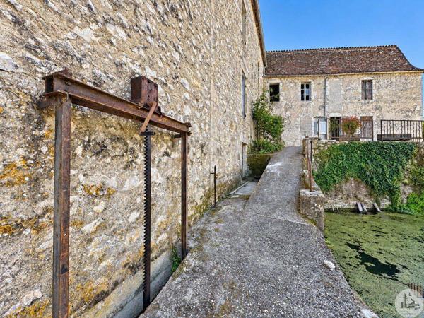 Moulin du 16eme siècle avec maison indépendante