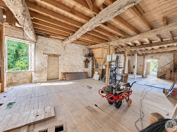 Moulin du 16eme siècle avec maison indépendante
