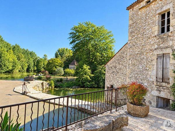 Moulin du 16eme siècle avec maison indépendante
