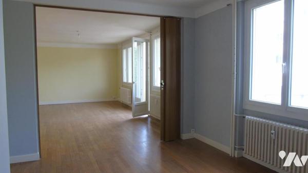 Appartement T4 de 116m² (88m² loi carrez) en rez-de-chaussée à Lons Le Saunier face aux thermes.