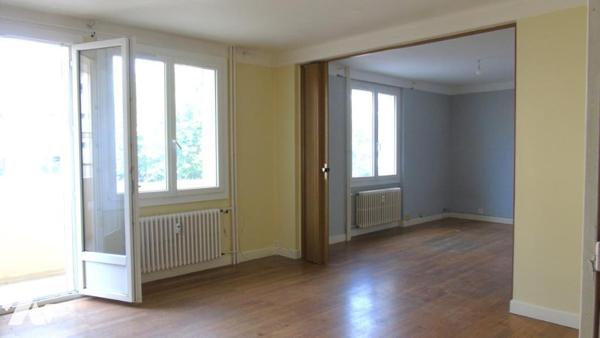 Appartement T4 de 116m² (88m² loi carrez) en rez-de-chaussée à Lons Le Saunier face aux thermes.