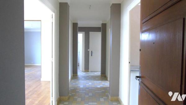 Appartement T4 de 116m² (88m² loi carrez) en rez-de-chaussée à Lons Le Saunier face aux thermes.