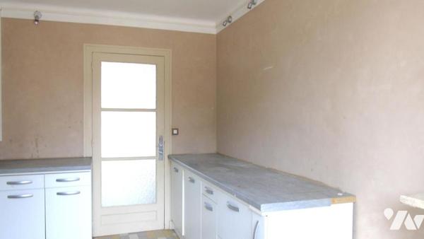 Appartement T4 de 116m² (88m² loi carrez) en rez-de-chaussée à Lons Le Saunier face aux thermes.