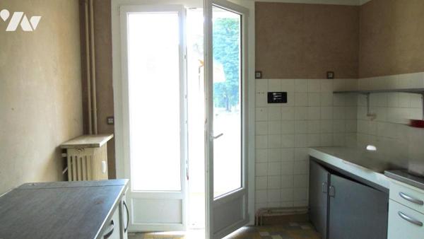 Appartement T4 de 116m² (88m² loi carrez) en rez-de-chaussée à Lons Le Saunier face aux thermes.