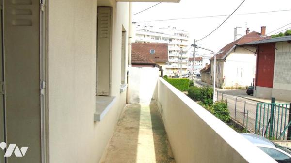 Appartement T4 de 116m² (88m² loi carrez) en rez-de-chaussée à Lons Le Saunier face aux thermes.