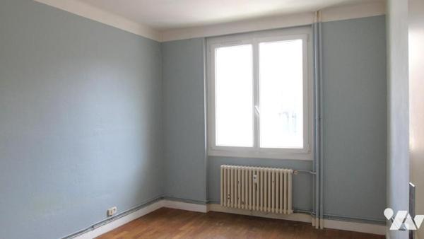 Appartement T4 de 116m² (88m² loi carrez) en rez-de-chaussée à Lons Le Saunier face aux thermes.
