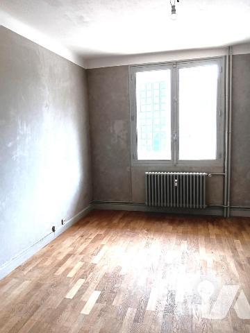 Appartement T4 de 116m² (88m² loi carrez) en rez-de-chaussée à Lons Le Saunier face aux thermes.