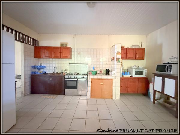 A VENDRE A KOUROU UNE MAISON INDIVIDUELLE T7 DE 162 m² SUPERFICIE TERRAIN 352 m² - AU PRIX DE 269 000 €.