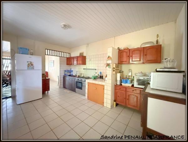 A VENDRE A KOUROU UNE MAISON INDIVIDUELLE T7 DE 162 m² SUPERFICIE TERRAIN 352 m² - AU PRIX DE 269 000 €.
