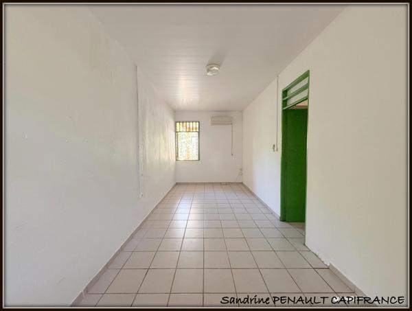 A VENDRE A KOUROU UNE MAISON INDIVIDUELLE T7 DE 162 m² SUPERFICIE TERRAIN 352 m² - AU PRIX DE 269 000 €.