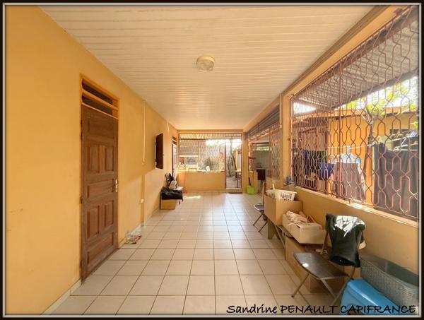 A VENDRE A KOUROU UNE MAISON INDIVIDUELLE T7 DE 162 m² SUPERFICIE TERRAIN 352 m² - AU PRIX DE 269 000 €.