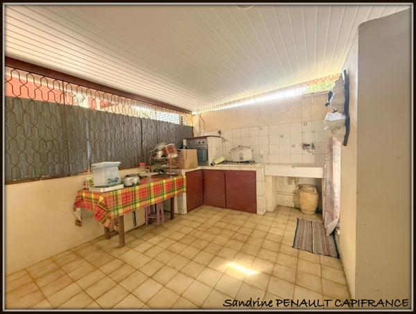 A VENDRE A KOUROU UNE MAISON INDIVIDUELLE T7 DE 162 m² SUPERFICIE TERRAIN 352 m² - AU PRIX DE 269 000 €.
