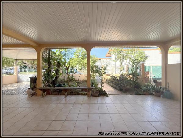 A VENDRE A KOUROU UNE MAISON INDIVIDUELLE T7 DE 162 m² SUPERFICIE TERRAIN 352 m² - AU PRIX DE 269 000 €.