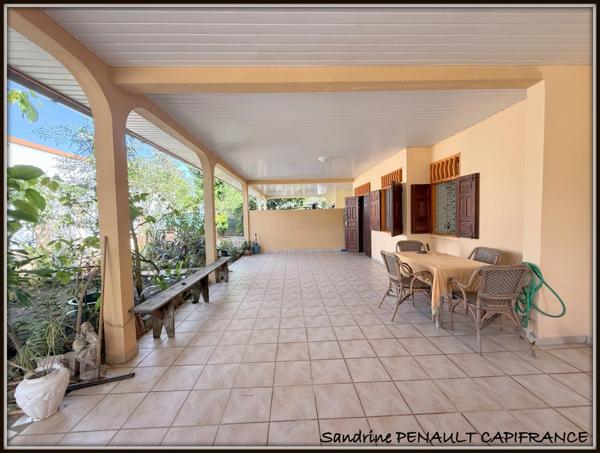 A VENDRE A KOUROU UNE MAISON INDIVIDUELLE T7 DE 162 m² SUPERFICIE TERRAIN 352 m² - AU PRIX DE 269 000 €.