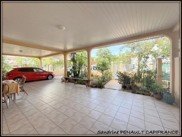A VENDRE A KOUROU UNE MAISON INDIVIDUELLE T7 DE 162 m² SUPERFICIE TERRAIN 352 m² - AU PRIX DE 269 000 €.