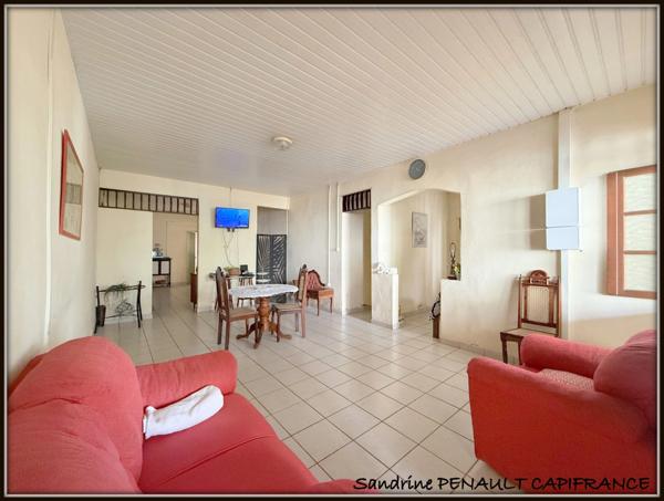 A VENDRE A KOUROU UNE MAISON INDIVIDUELLE T7 DE 162 m² SUPERFICIE TERRAIN 352 m² - AU PRIX DE 269 000 €.