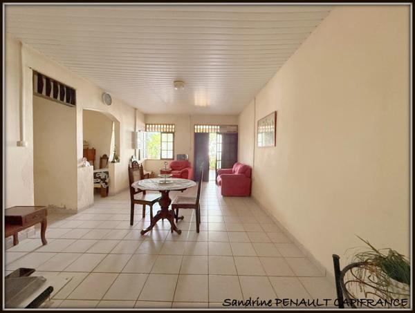 A VENDRE A KOUROU UNE MAISON INDIVIDUELLE T7 DE 162 m² SUPERFICIE TERRAIN 352 m² - AU PRIX DE 269 000 €.