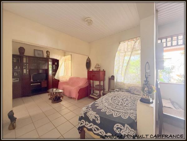 A VENDRE A KOUROU UNE MAISON INDIVIDUELLE T7 DE 162 m² SUPERFICIE TERRAIN 352 m² - AU PRIX DE 269 000 €.