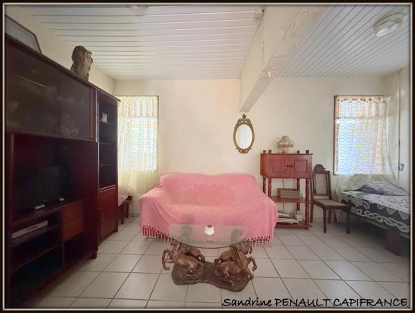 A VENDRE A KOUROU UNE MAISON INDIVIDUELLE T7 DE 162 m² SUPERFICIE TERRAIN 352 m² - AU PRIX DE 269 000 €.