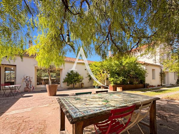A VENDRE Propriété de caractère 240 m² - Piscine, vue panoramique quartier les médecins 13013 Marseille