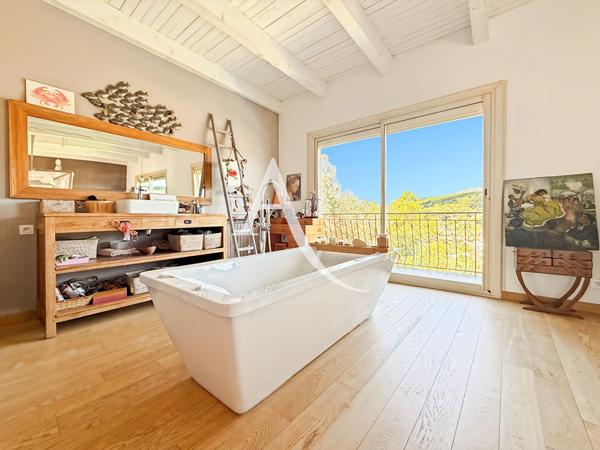 A VENDRE Propriété de caractère 240 m² - Piscine, vue panoramique quartier les médecins 13013 Marseille