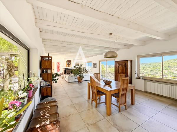 A VENDRE Propriété de caractère 240 m² - Piscine, vue panoramique quartier les médecins 13013 Marseille