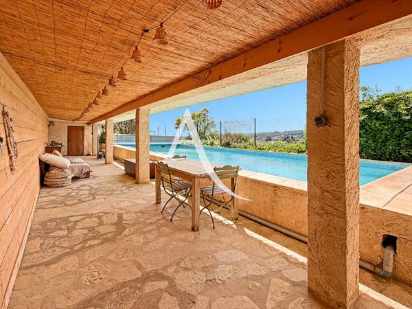 A VENDRE Propriété de caractère 240 m² - Piscine, vue panoramique quartier les médecins 13013 Marseille