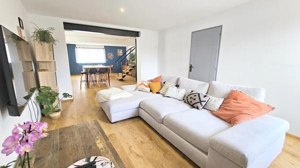 Votre future maison à Vezins : rénovée avec revenus locatif