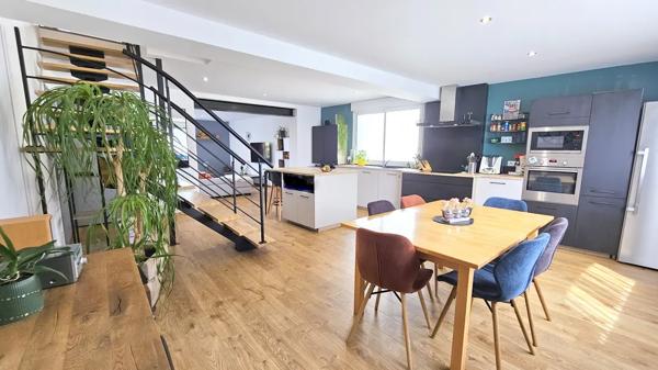 Votre future maison à Vezins : rénovée avec revenus locatif