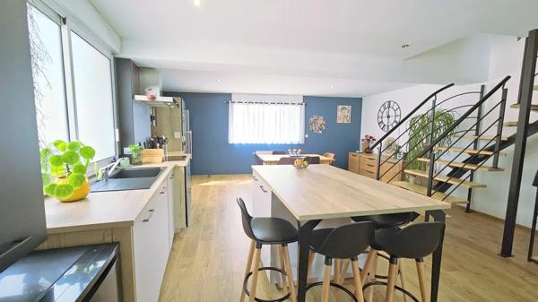 Votre future maison à Vezins : rénovée avec revenus locatif
