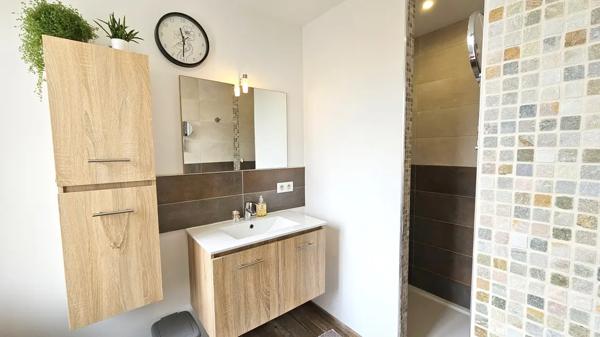 Votre future maison à Vezins : rénovée avec revenus locatif