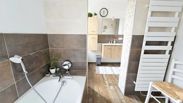 Votre future maison à Vezins : rénovée avec revenus locatif