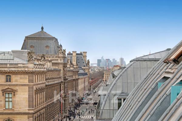 Appartement en dernier étage avec vue dégagée sur le Louvre