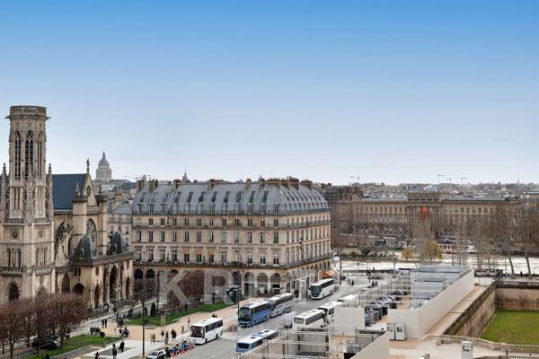 Appartement en dernier étage avec vue dégagée sur le Louvre