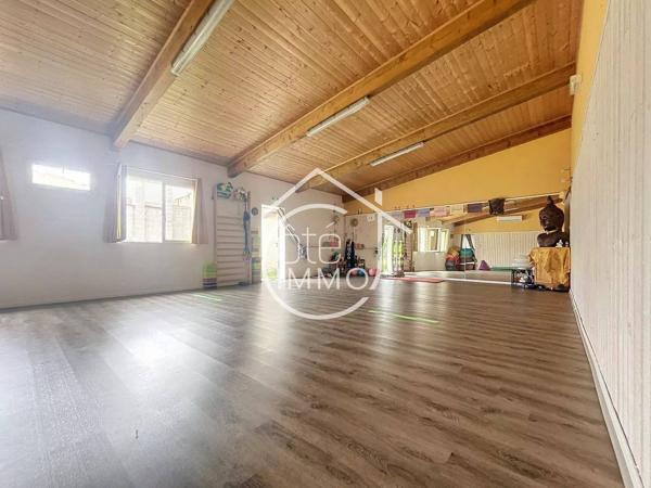 Sainte-Foy-la-Grande : Ensemble immobilier avec extérieur au cœur de la bastide