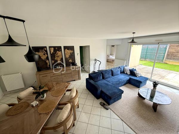 Maison familiale de 140 m² – 4 chambres – Garage et jardin

Découvrez cette belle maison construite en 2000, offrant environ 140 m² habitables et un très bon état général.

Au rez-de-chaussée, vous profiterez d’une vaste pièce de vie lumineuse, ouverte sur la cuisine et sur le jardin grâce à une grande baie vitrée. Cet espace convivial est idéal pour la vie de famille et les moments de réception.

La maison dispose de 4 chambres, dont une suite parentale en rez-de-chaussée avec sa salle d’eau privative. L’étage accueille trois chambres supplémentaires ainsi qu’une salle de bains.

Fonctionnelle et bien pensée, elle offre également de nombreux rangements, une buanderie, un garage et une place de stationnement privative indépendante située en face de la maison.

L’agencement comprend :

* Une suite parentale avec salle d’eau au rez-de-chaussée
* Trois chambres à l’étage
* Une salle de bains à l’étage
* Un WC indépendant au rez-de-chaussée
* Un WC indépendant à l’étage
* Une buanderie
* Un garage

Le chauffage est assuré par une chaudière au gaz.

Les points forts :

* Maison construite en 2000
* Très bon état général
* Grande pièce de vie ouverte sur le jardin
* 4 chambres dont une suite parentale de plain-pied
* Nombreux espaces de rangement
* Garage et stationnement privatif
* Chauffage gaz

Une maison confortable, lumineuse et parfaitement adaptée à une famille recherchant un bien prêt à vivre. À découvrir rapidement.