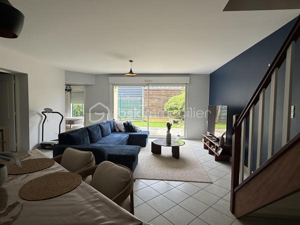 Maison familiale de 140 m² – 4 chambres – Garage et jardin

Découvrez cette belle maison construite en 2000, offrant environ 140 m² habitables et un très bon état général.

Au rez-de-chaussée, vous profiterez d’une vaste pièce de vie lumineuse, ouverte sur la cuisine et sur le jardin grâce à une grande baie vitrée. Cet espace convivial est idéal pour la vie de famille et les moments de réception.

La maison dispose de 4 chambres, dont une suite parentale en rez-de-chaussée avec sa salle d’eau privative. L’étage accueille trois chambres supplémentaires ainsi qu’une salle de bains.

Fonctionnelle et bien pensée, elle offre également de nombreux rangements, une buanderie, un garage et une place de stationnement privative indépendante située en face de la maison.

L’agencement comprend :

* Une suite parentale avec salle d’eau au rez-de-chaussée
* Trois chambres à l’étage
* Une salle de bains à l’étage
* Un WC indépendant au rez-de-chaussée
* Un WC indépendant à l’étage
* Une buanderie
* Un garage

Le chauffage est assuré par une chaudière au gaz.

Les points forts :

* Maison construite en 2000
* Très bon état général
* Grande pièce de vie ouverte sur le jardin
* 4 chambres dont une suite parentale de plain-pied
* Nombreux espaces de rangement
* Garage et stationnement privatif
* Chauffage gaz

Une maison confortable, lumineuse et parfaitement adaptée à une famille recherchant un bien prêt à vivre. À découvrir rapidement.