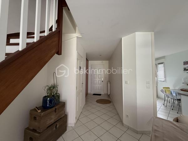 Maison familiale de 140 m² – 4 chambres – Garage et jardin

Découvrez cette belle maison construite en 2000, offrant environ 140 m² habitables et un très bon état général.

Au rez-de-chaussée, vous profiterez d’une vaste pièce de vie lumineuse, ouverte sur la cuisine et sur le jardin grâce à une grande baie vitrée. Cet espace convivial est idéal pour la vie de famille et les moments de réception.

La maison dispose de 4 chambres, dont une suite parentale en rez-de-chaussée avec sa salle d’eau privative. L’étage accueille trois chambres supplémentaires ainsi qu’une salle de bains.

Fonctionnelle et bien pensée, elle offre également de nombreux rangements, une buanderie, un garage et une place de stationnement privative indépendante située en face de la maison.

L’agencement comprend :

* Une suite parentale avec salle d’eau au rez-de-chaussée
* Trois chambres à l’étage
* Une salle de bains à l’étage
* Un WC indépendant au rez-de-chaussée
* Un WC indépendant à l’étage
* Une buanderie
* Un garage

Le chauffage est assuré par une chaudière au gaz.

Les points forts :

* Maison construite en 2000
* Très bon état général
* Grande pièce de vie ouverte sur le jardin
* 4 chambres dont une suite parentale de plain-pied
* Nombreux espaces de rangement
* Garage et stationnement privatif
* Chauffage gaz

Une maison confortable, lumineuse et parfaitement adaptée à une famille recherchant un bien prêt à vivre. À découvrir rapidement.