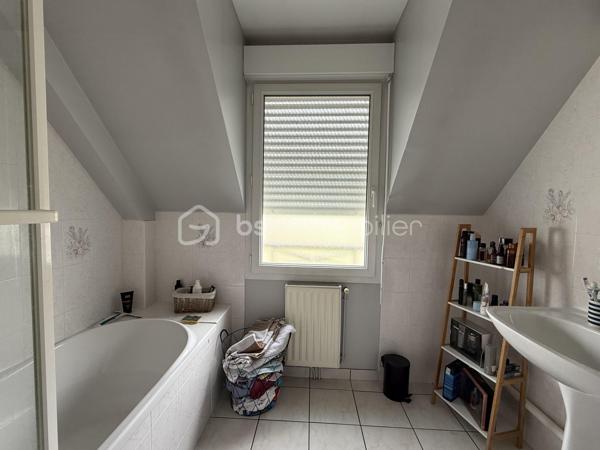 Maison familiale de 140 m² – 4 chambres – Garage et jardin

Découvrez cette belle maison construite en 2000, offrant environ 140 m² habitables et un très bon état général.

Au rez-de-chaussée, vous profiterez d’une vaste pièce de vie lumineuse, ouverte sur la cuisine et sur le jardin grâce à une grande baie vitrée. Cet espace convivial est idéal pour la vie de famille et les moments de réception.

La maison dispose de 4 chambres, dont une suite parentale en rez-de-chaussée avec sa salle d’eau privative. L’étage accueille trois chambres supplémentaires ainsi qu’une salle de bains.

Fonctionnelle et bien pensée, elle offre également de nombreux rangements, une buanderie, un garage et une place de stationnement privative indépendante située en face de la maison.

L’agencement comprend :

* Une suite parentale avec salle d’eau au rez-de-chaussée
* Trois chambres à l’étage
* Une salle de bains à l’étage
* Un WC indépendant au rez-de-chaussée
* Un WC indépendant à l’étage
* Une buanderie
* Un garage

Le chauffage est assuré par une chaudière au gaz.

Les points forts :

* Maison construite en 2000
* Très bon état général
* Grande pièce de vie ouverte sur le jardin
* 4 chambres dont une suite parentale de plain-pied
* Nombreux espaces de rangement
* Garage et stationnement privatif
* Chauffage gaz

Une maison confortable, lumineuse et parfaitement adaptée à une famille recherchant un bien prêt à vivre. À découvrir rapidement.