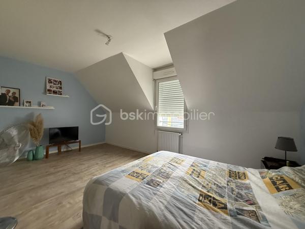 Maison familiale de 140 m² – 4 chambres – Garage et jardin

Découvrez cette belle maison construite en 2000, offrant environ 140 m² habitables et un très bon état général.

Au rez-de-chaussée, vous profiterez d’une vaste pièce de vie lumineuse, ouverte sur la cuisine et sur le jardin grâce à une grande baie vitrée. Cet espace convivial est idéal pour la vie de famille et les moments de réception.

La maison dispose de 4 chambres, dont une suite parentale en rez-de-chaussée avec sa salle d’eau privative. L’étage accueille trois chambres supplémentaires ainsi qu’une salle de bains.

Fonctionnelle et bien pensée, elle offre également de nombreux rangements, une buanderie, un garage et une place de stationnement privative indépendante située en face de la maison.

L’agencement comprend :

* Une suite parentale avec salle d’eau au rez-de-chaussée
* Trois chambres à l’étage
* Une salle de bains à l’étage
* Un WC indépendant au rez-de-chaussée
* Un WC indépendant à l’étage
* Une buanderie
* Un garage

Le chauffage est assuré par une chaudière au gaz.

Les points forts :

* Maison construite en 2000
* Très bon état général
* Grande pièce de vie ouverte sur le jardin
* 4 chambres dont une suite parentale de plain-pied
* Nombreux espaces de rangement
* Garage et stationnement privatif
* Chauffage gaz

Une maison confortable, lumineuse et parfaitement adaptée à une famille recherchant un bien prêt à vivre. À découvrir rapidement.