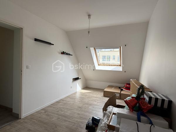 Maison familiale de 140 m² – 4 chambres – Garage et jardin

Découvrez cette belle maison construite en 2000, offrant environ 140 m² habitables et un très bon état général.

Au rez-de-chaussée, vous profiterez d’une vaste pièce de vie lumineuse, ouverte sur la cuisine et sur le jardin grâce à une grande baie vitrée. Cet espace convivial est idéal pour la vie de famille et les moments de réception.

La maison dispose de 4 chambres, dont une suite parentale en rez-de-chaussée avec sa salle d’eau privative. L’étage accueille trois chambres supplémentaires ainsi qu’une salle de bains.

Fonctionnelle et bien pensée, elle offre également de nombreux rangements, une buanderie, un garage et une place de stationnement privative indépendante située en face de la maison.

L’agencement comprend :

* Une suite parentale avec salle d’eau au rez-de-chaussée
* Trois chambres à l’étage
* Une salle de bains à l’étage
* Un WC indépendant au rez-de-chaussée
* Un WC indépendant à l’étage
* Une buanderie
* Un garage

Le chauffage est assuré par une chaudière au gaz.

Les points forts :

* Maison construite en 2000
* Très bon état général
* Grande pièce de vie ouverte sur le jardin
* 4 chambres dont une suite parentale de plain-pied
* Nombreux espaces de rangement
* Garage et stationnement privatif
* Chauffage gaz

Une maison confortable, lumineuse et parfaitement adaptée à une famille recherchant un bien prêt à vivre. À découvrir rapidement.