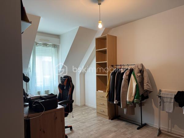 Maison familiale de 140 m² – 4 chambres – Garage et jardin

Découvrez cette belle maison construite en 2000, offrant environ 140 m² habitables et un très bon état général.

Au rez-de-chaussée, vous profiterez d’une vaste pièce de vie lumineuse, ouverte sur la cuisine et sur le jardin grâce à une grande baie vitrée. Cet espace convivial est idéal pour la vie de famille et les moments de réception.

La maison dispose de 4 chambres, dont une suite parentale en rez-de-chaussée avec sa salle d’eau privative. L’étage accueille trois chambres supplémentaires ainsi qu’une salle de bains.

Fonctionnelle et bien pensée, elle offre également de nombreux rangements, une buanderie, un garage et une place de stationnement privative indépendante située en face de la maison.

L’agencement comprend :

* Une suite parentale avec salle d’eau au rez-de-chaussée
* Trois chambres à l’étage
* Une salle de bains à l’étage
* Un WC indépendant au rez-de-chaussée
* Un WC indépendant à l’étage
* Une buanderie
* Un garage

Le chauffage est assuré par une chaudière au gaz.

Les points forts :

* Maison construite en 2000
* Très bon état général
* Grande pièce de vie ouverte sur le jardin
* 4 chambres dont une suite parentale de plain-pied
* Nombreux espaces de rangement
* Garage et stationnement privatif
* Chauffage gaz

Une maison confortable, lumineuse et parfaitement adaptée à une famille recherchant un bien prêt à vivre. À découvrir rapidement.