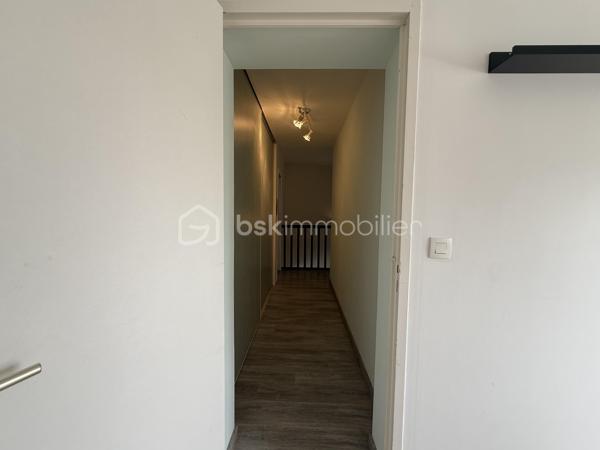 Maison familiale de 140 m² – 4 chambres – Garage et jardin

Découvrez cette belle maison construite en 2000, offrant environ 140 m² habitables et un très bon état général.

Au rez-de-chaussée, vous profiterez d’une vaste pièce de vie lumineuse, ouverte sur la cuisine et sur le jardin grâce à une grande baie vitrée. Cet espace convivial est idéal pour la vie de famille et les moments de réception.

La maison dispose de 4 chambres, dont une suite parentale en rez-de-chaussée avec sa salle d’eau privative. L’étage accueille trois chambres supplémentaires ainsi qu’une salle de bains.

Fonctionnelle et bien pensée, elle offre également de nombreux rangements, une buanderie, un garage et une place de stationnement privative indépendante située en face de la maison.

L’agencement comprend :

* Une suite parentale avec salle d’eau au rez-de-chaussée
* Trois chambres à l’étage
* Une salle de bains à l’étage
* Un WC indépendant au rez-de-chaussée
* Un WC indépendant à l’étage
* Une buanderie
* Un garage

Le chauffage est assuré par une chaudière au gaz.

Les points forts :

* Maison construite en 2000
* Très bon état général
* Grande pièce de vie ouverte sur le jardin
* 4 chambres dont une suite parentale de plain-pied
* Nombreux espaces de rangement
* Garage et stationnement privatif
* Chauffage gaz

Une maison confortable, lumineuse et parfaitement adaptée à une famille recherchant un bien prêt à vivre. À découvrir rapidement.