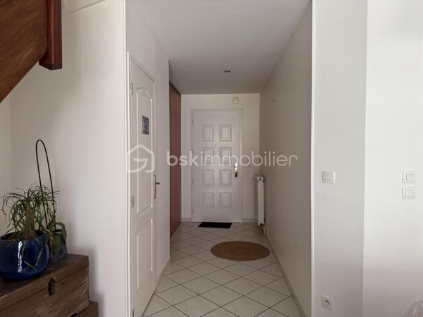 Maison familiale de 140 m² – 4 chambres – Garage et jardin

Découvrez cette belle maison construite en 2000, offrant environ 140 m² habitables et un très bon état général.

Au rez-de-chaussée, vous profiterez d’une vaste pièce de vie lumineuse, ouverte sur la cuisine et sur le jardin grâce à une grande baie vitrée. Cet espace convivial est idéal pour la vie de famille et les moments de réception.

La maison dispose de 4 chambres, dont une suite parentale en rez-de-chaussée avec sa salle d’eau privative. L’étage accueille trois chambres supplémentaires ainsi qu’une salle de bains.

Fonctionnelle et bien pensée, elle offre également de nombreux rangements, une buanderie, un garage et une place de stationnement privative indépendante située en face de la maison.

L’agencement comprend :

* Une suite parentale avec salle d’eau au rez-de-chaussée
* Trois chambres à l’étage
* Une salle de bains à l’étage
* Un WC indépendant au rez-de-chaussée
* Un WC indépendant à l’étage
* Une buanderie
* Un garage

Le chauffage est assuré par une chaudière au gaz.

Les points forts :

* Maison construite en 2000
* Très bon état général
* Grande pièce de vie ouverte sur le jardin
* 4 chambres dont une suite parentale de plain-pied
* Nombreux espaces de rangement
* Garage et stationnement privatif
* Chauffage gaz

Une maison confortable, lumineuse et parfaitement adaptée à une famille recherchant un bien prêt à vivre. À découvrir rapidement.