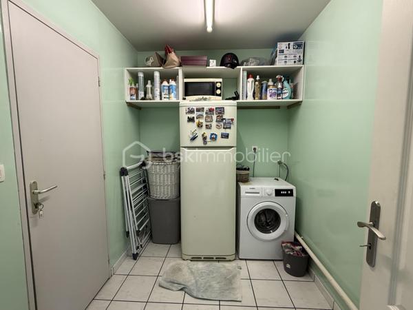 Maison familiale de 140 m² – 4 chambres – Garage et jardin

Découvrez cette belle maison construite en 2000, offrant environ 140 m² habitables et un très bon état général.

Au rez-de-chaussée, vous profiterez d’une vaste pièce de vie lumineuse, ouverte sur la cuisine et sur le jardin grâce à une grande baie vitrée. Cet espace convivial est idéal pour la vie de famille et les moments de réception.

La maison dispose de 4 chambres, dont une suite parentale en rez-de-chaussée avec sa salle d’eau privative. L’étage accueille trois chambres supplémentaires ainsi qu’une salle de bains.

Fonctionnelle et bien pensée, elle offre également de nombreux rangements, une buanderie, un garage et une place de stationnement privative indépendante située en face de la maison.

L’agencement comprend :

* Une suite parentale avec salle d’eau au rez-de-chaussée
* Trois chambres à l’étage
* Une salle de bains à l’étage
* Un WC indépendant au rez-de-chaussée
* Un WC indépendant à l’étage
* Une buanderie
* Un garage

Le chauffage est assuré par une chaudière au gaz.

Les points forts :

* Maison construite en 2000
* Très bon état général
* Grande pièce de vie ouverte sur le jardin
* 4 chambres dont une suite parentale de plain-pied
* Nombreux espaces de rangement
* Garage et stationnement privatif
* Chauffage gaz

Une maison confortable, lumineuse et parfaitement adaptée à une famille recherchant un bien prêt à vivre. À découvrir rapidement.
